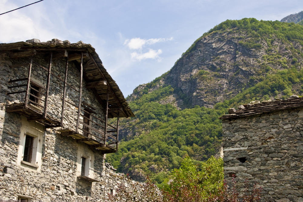 ﻿Italienische Bergdörfer. Der alte Naturstein-Baustil gefällt uns gut.