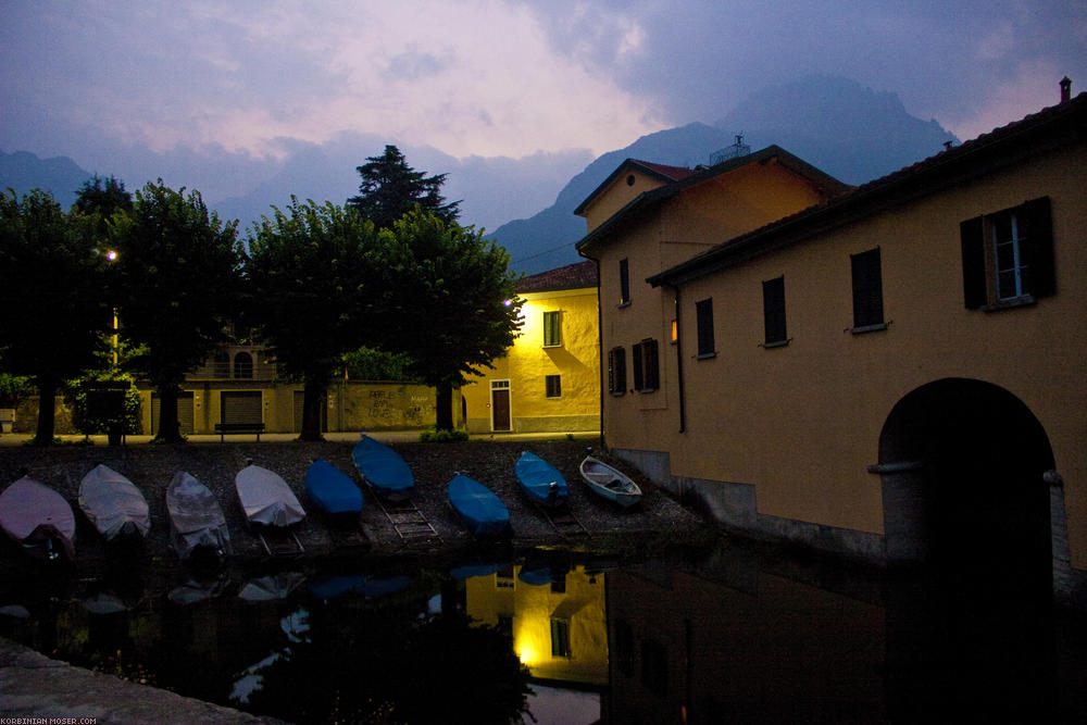 ﻿Im Hafen von Mandello del Lario finden wir den stimmungsvollsten Schlafplatz der ganzen Tour: ...