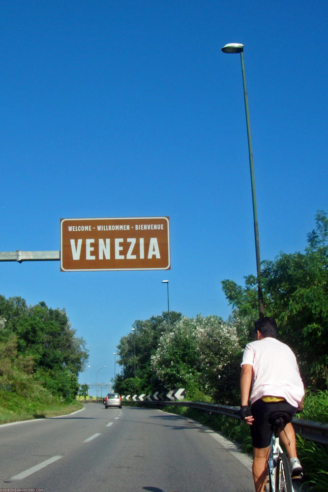 ﻿Ein fahrradbegeisterter Einwohner von Marghera führt uns bis zur Brücke nach Venedig.