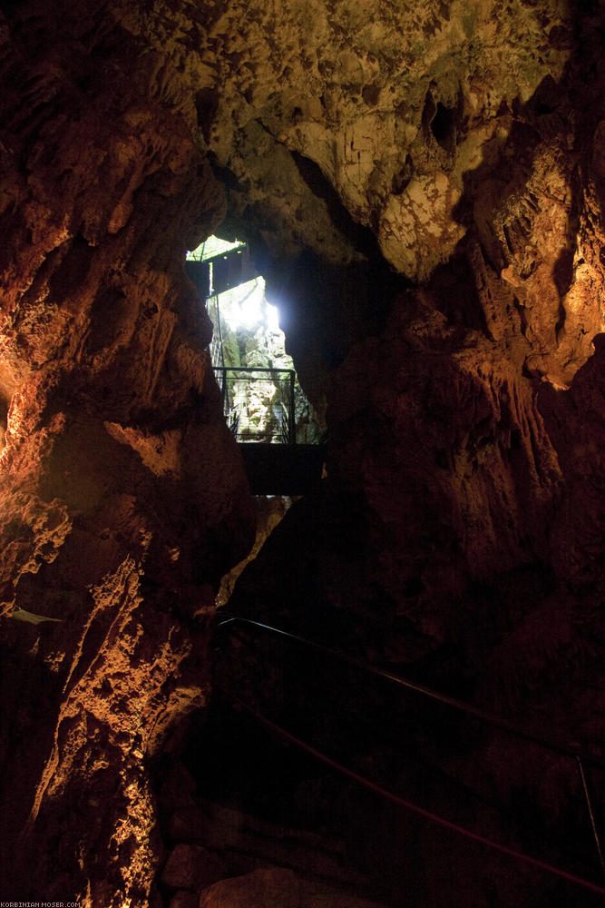 ﻿Jama Baredine. Wir steigen hinab in die Höhle.