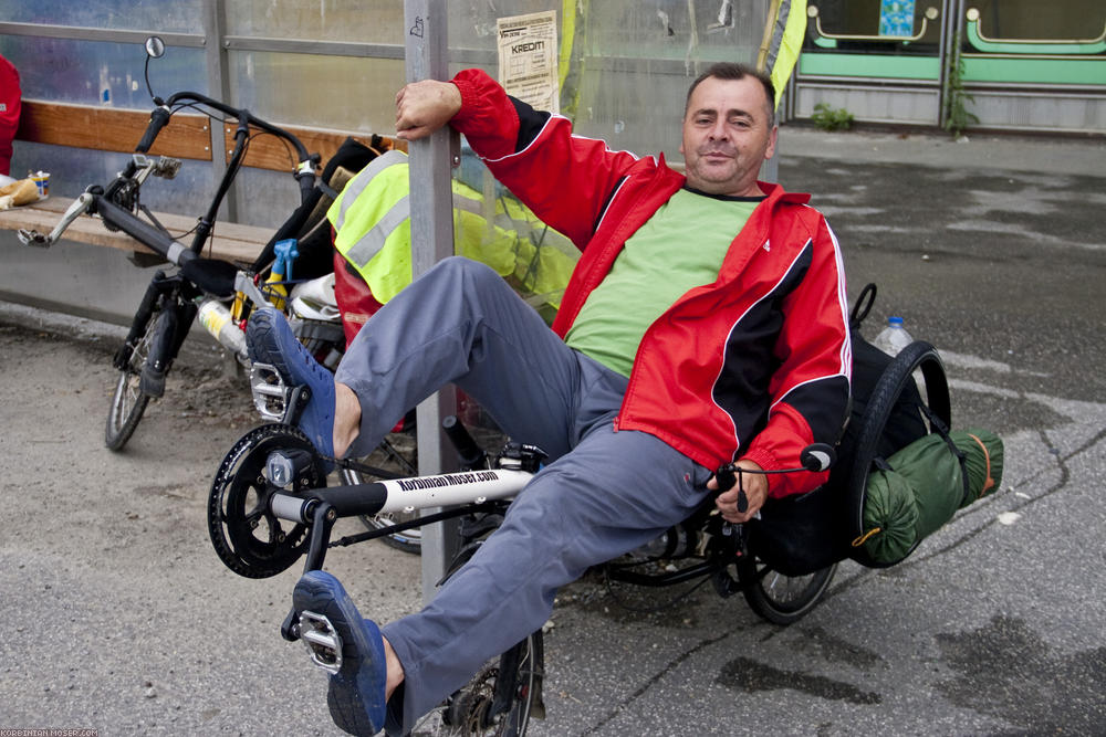 ﻿Auf dem Dorf ist das ganz anders, dort sind die Leute sehr nett. Dieser Mann hier kam auf uns zu und hat uns zwei Salamis gegeben, die er selbst hergestellt hat. Einfach so, aus Bewunderung. Zum Dank durfte er einmal Liegerad-Probesitzen. Im Gespräch erfuhren wir, dass er hauptberuflich Polizist ist.