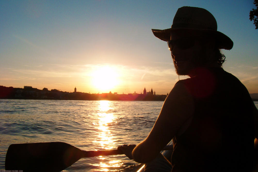 ﻿... und paddeln auf dem Rhein.