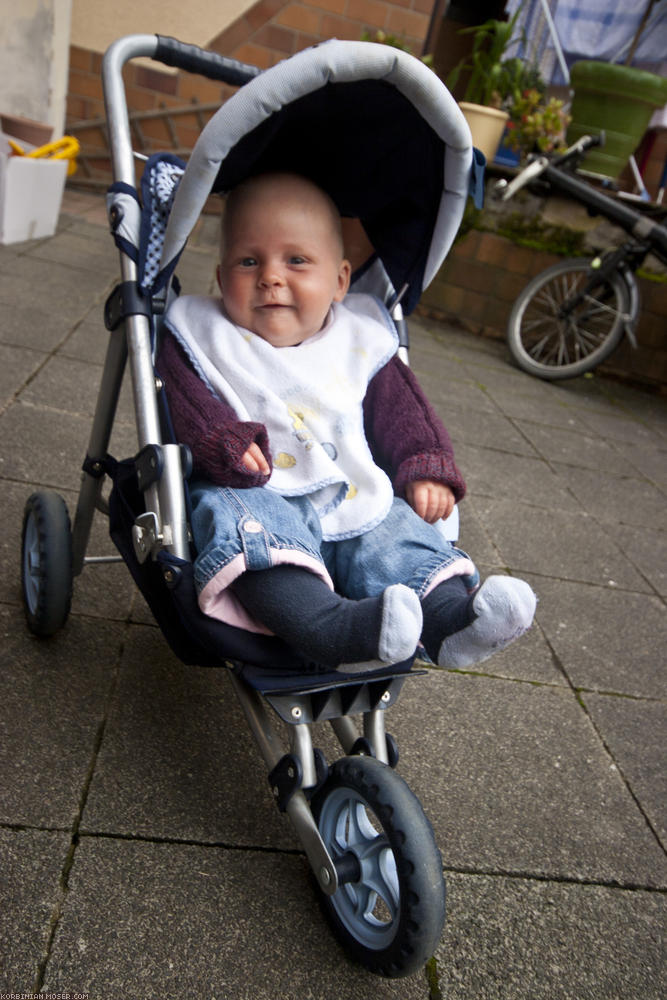 ﻿Sehr interessant. Mona in einem Puppenwagen bei der Pension Gernhart in Wörth am Main, wo wir heute übernachten. Wegen Dauerregen gibt es keine anderen Fotos von diesem Tag.