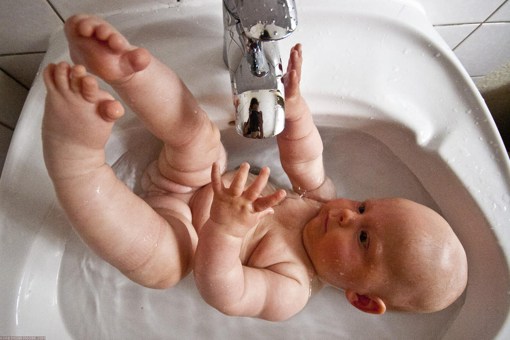 ﻿Baden im Waschbecken findet Mona sehr interessant, besonders den spiegelnden Wasserhahn.