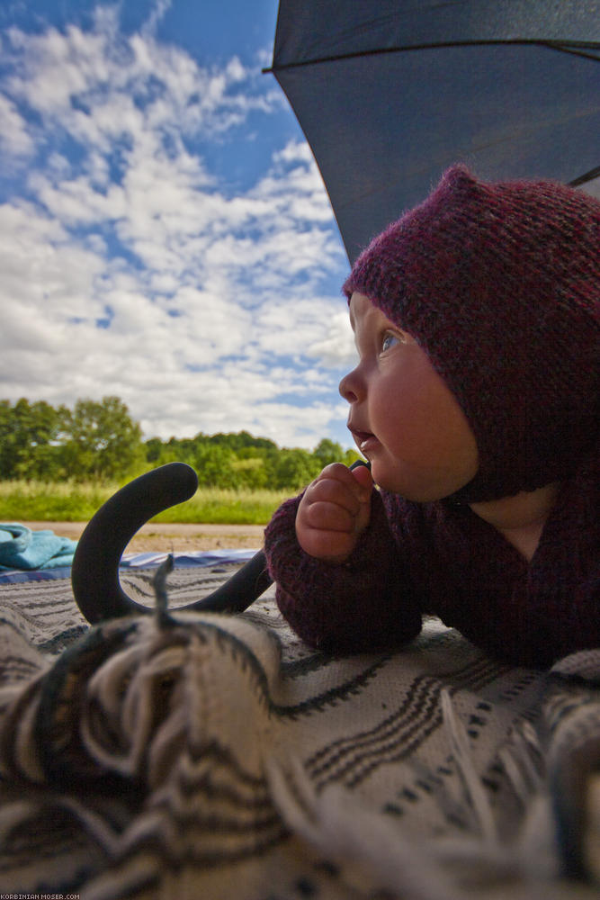 ﻿Mona. Unterm Sonnenschirm. Wie man sieht, wird das Wetter immer schöner.