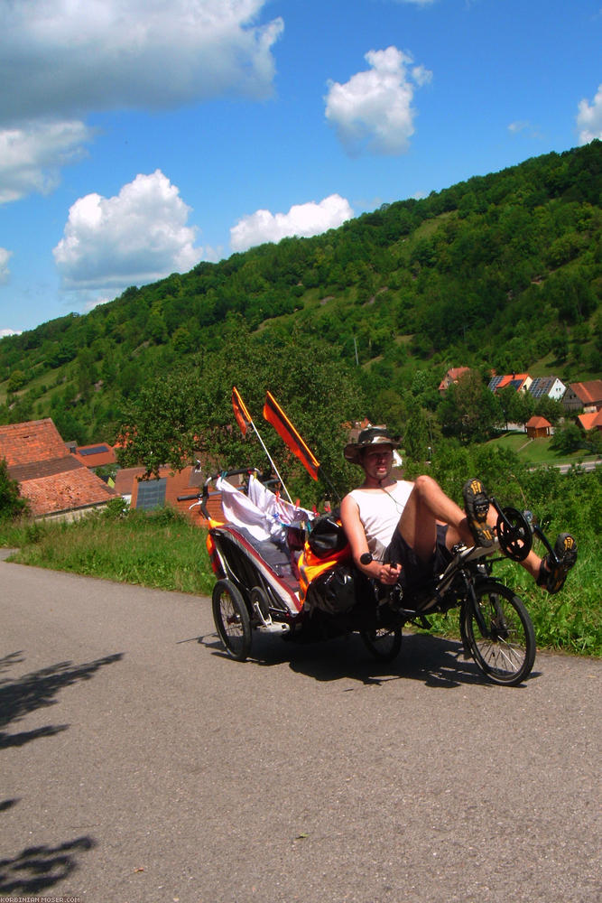 ﻿Bergig. Im Taubertal gehts oft ziemlich bergauf. Dafür wird man mit tollen Aussichten über die Landschaft belohnt.