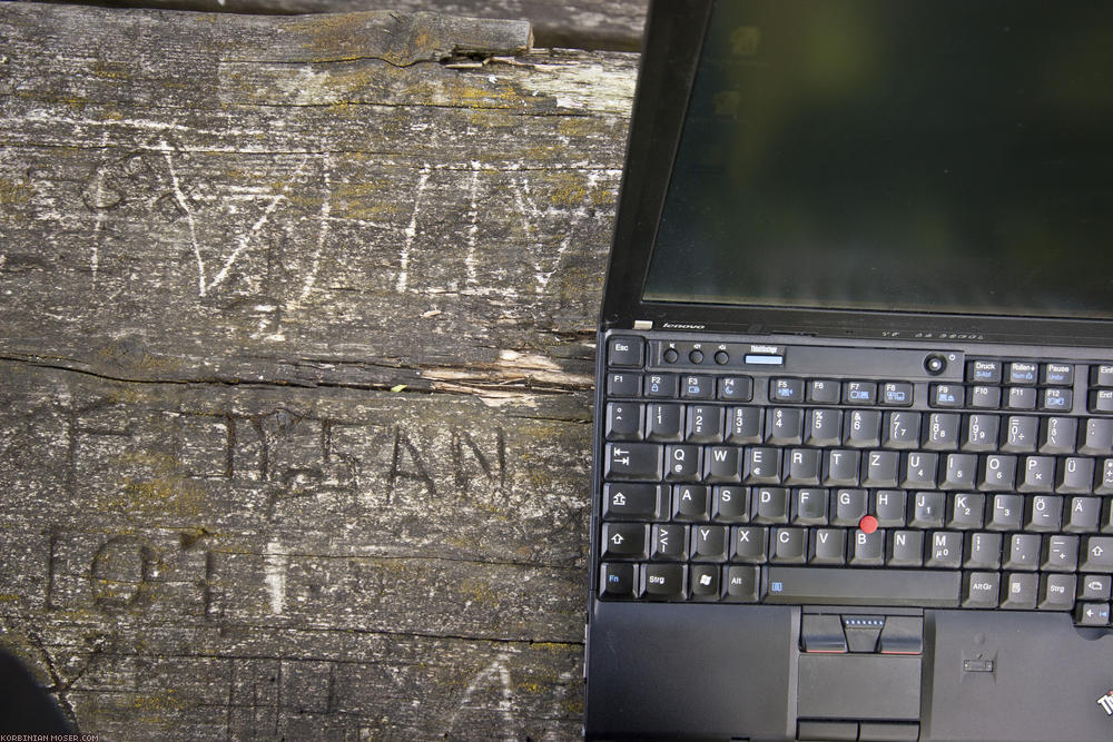 ﻿Naturverbundenes Notebook. Damit Korbinian bei den vielen langen Pausen nicht wahnsinnig wird, sortiert und bearbeitet er dann die Fotos.