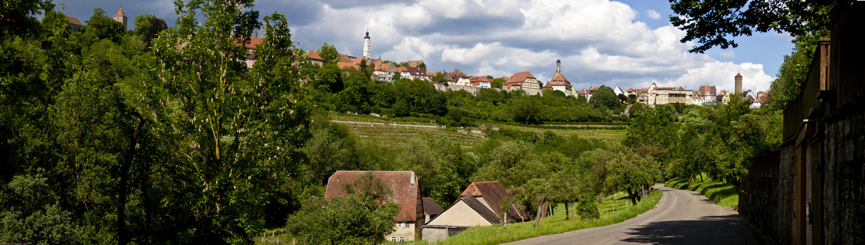 ﻿Majestätisch thront Rothenburg auf dem Berg über dem Taubertal.