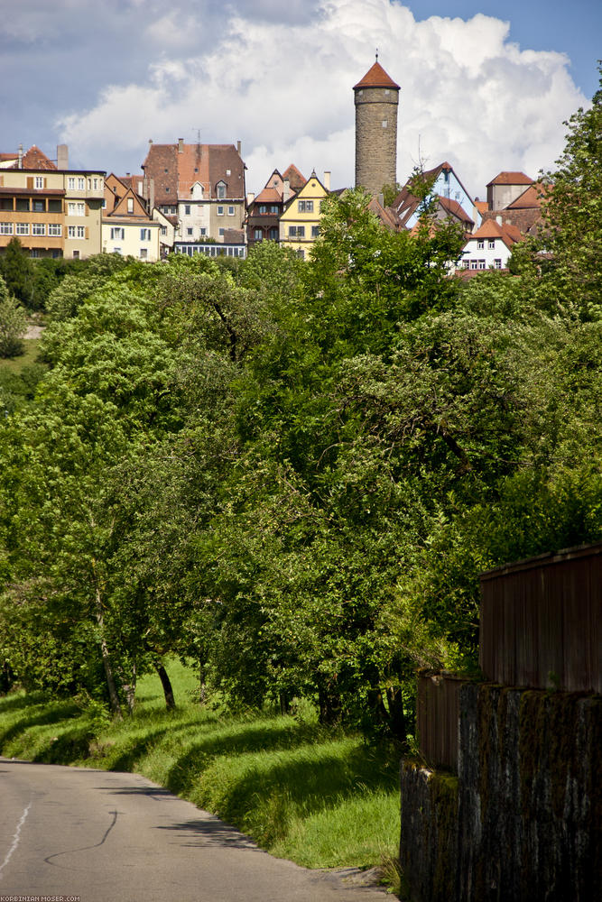 ﻿Majestätisch thront Rothenburg auf dem Berg über dem Taubertal.