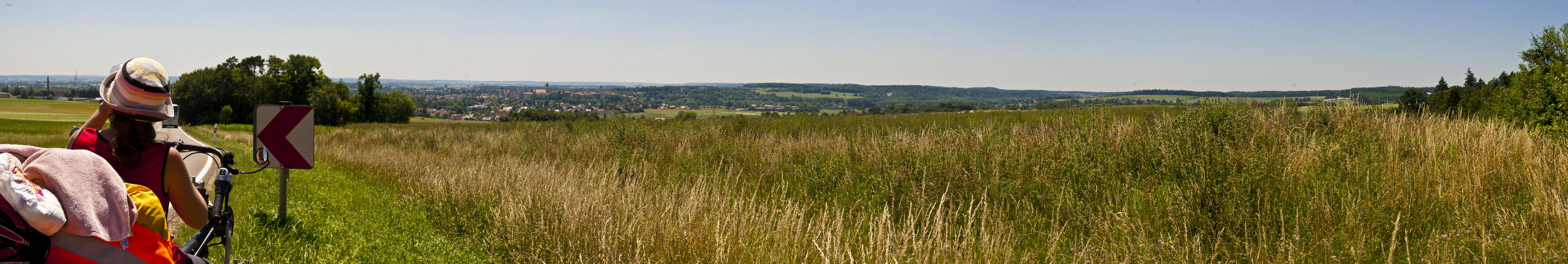 ﻿Übern Berg. Irgendwie haben wir das Urdonautal wohl verlassen, denn auf einmal wurde es bergig. Dafür erreichen wir Neuburg an der Donau schneller als erwartet.