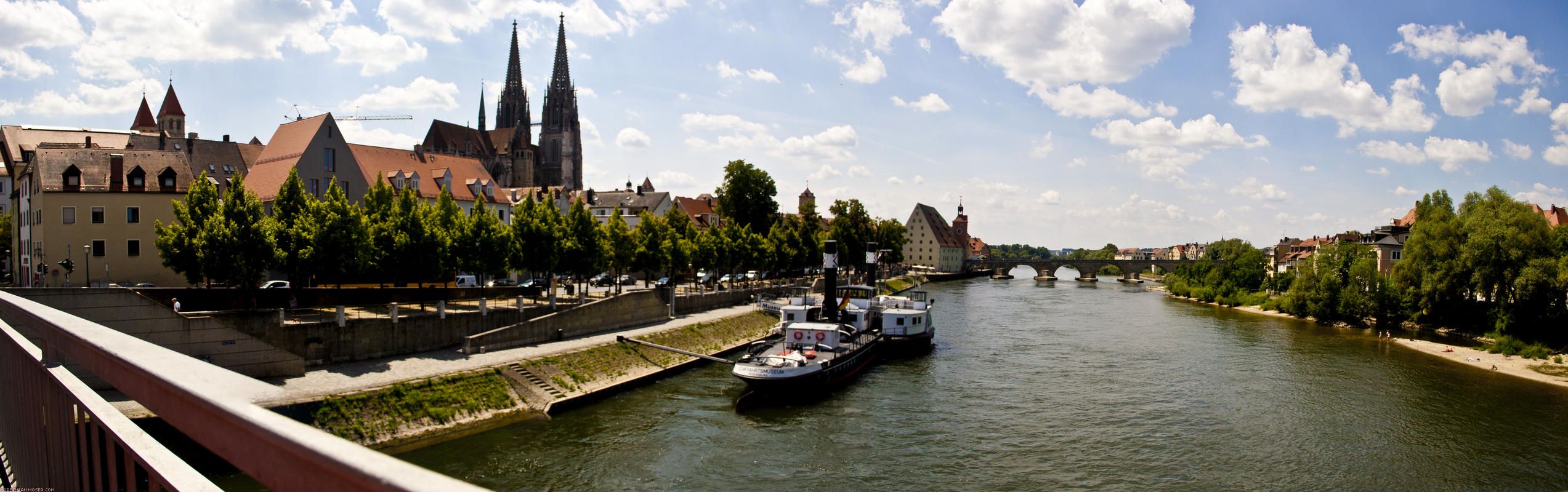 ﻿Wir erreichen Regensburg.