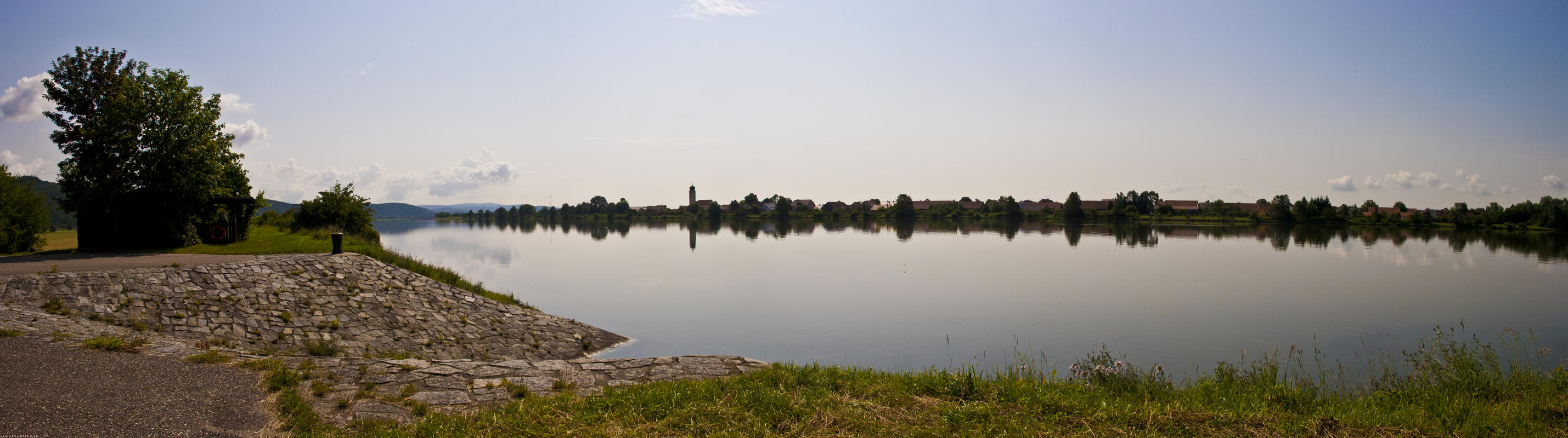 ﻿Fast wie ein See. Die Donau wird hier breit und langsamer.