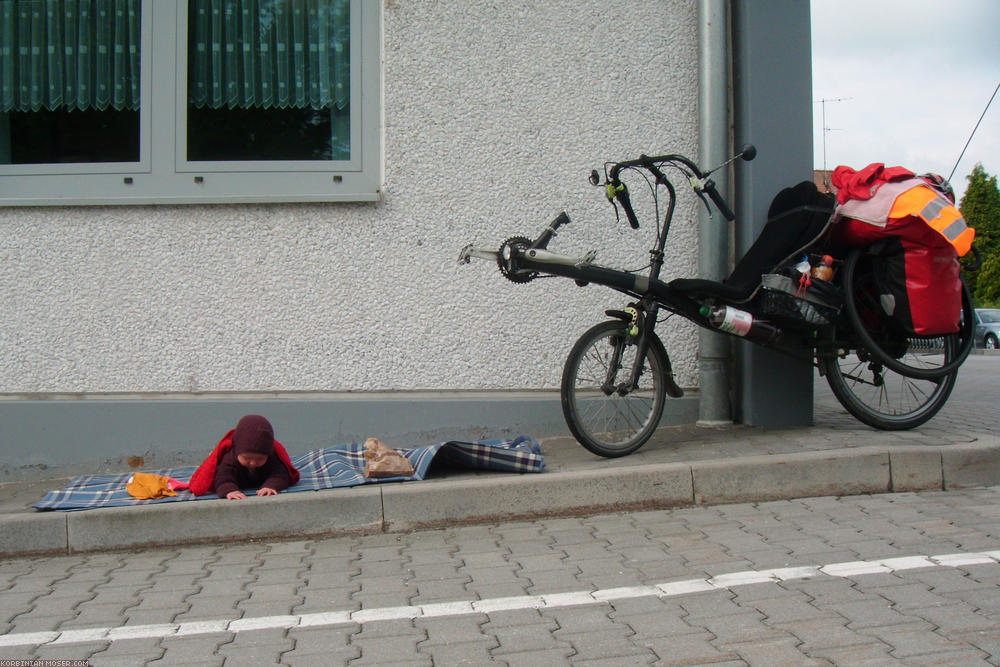 ﻿Straubing. Noch in der Stadt braucht Mona bereits die erste Pause. Korbinian nutzt sie für einen Aldi-Einkauf, Mona zum rollen-üben am Hang.