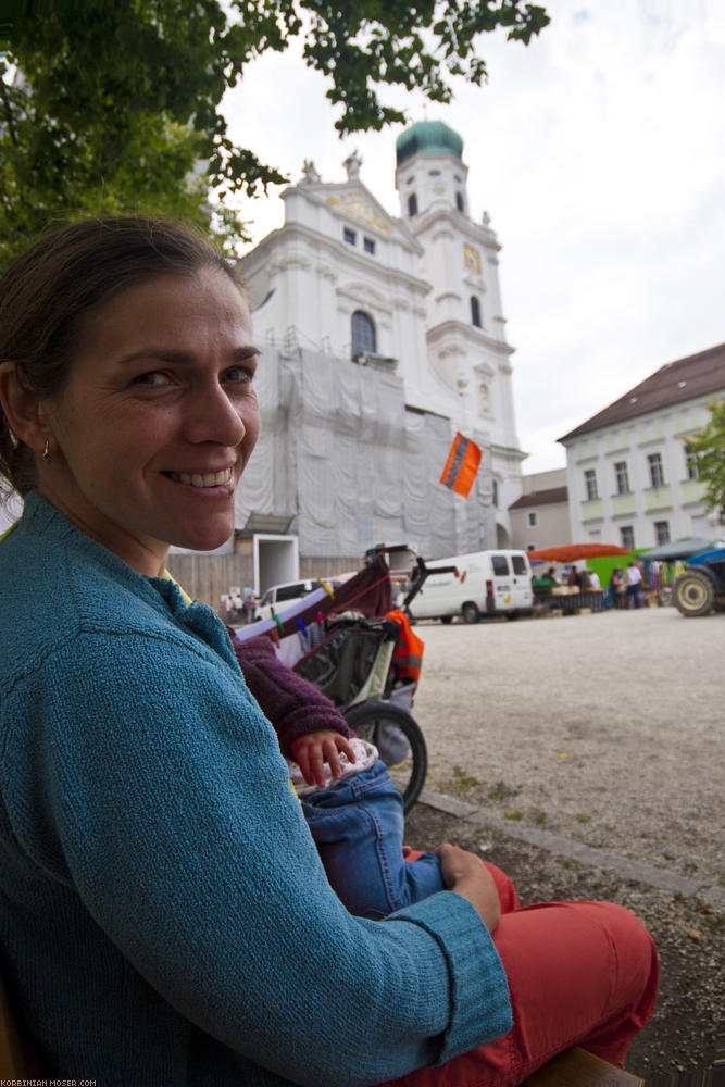 ﻿Pause in Passau. Im Hintergrund der Dom.