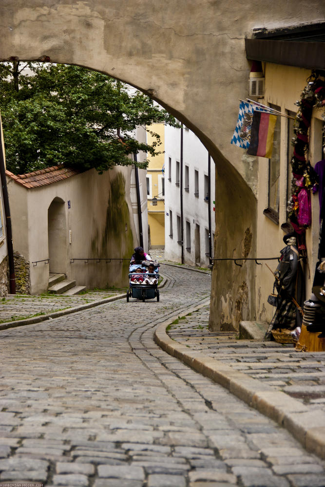 ﻿Passau. Steile Gässchen.