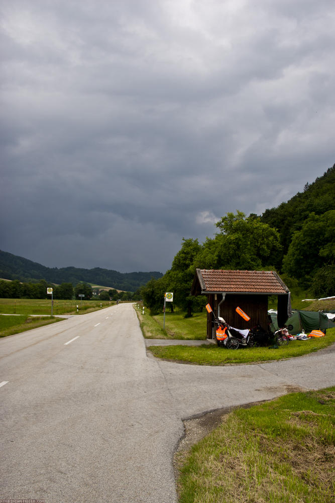 ﻿Während der Pause quellen plötzlich dunkle Gewitterwolken über den Berg.