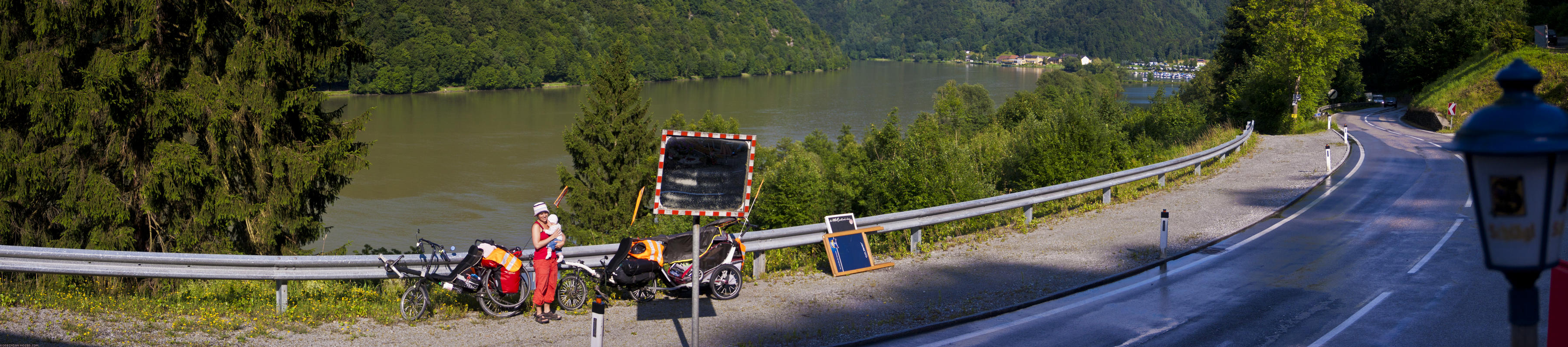 ﻿Die übliche Kurz-vor-Knapp-Pause. Nassgeregnet müssen wir für Mona mal wieder kurz vor dem Ziel eine Stillpause machen. Als Entschädigung gönnen wir uns ein Schnitzel in dem Restaurant.