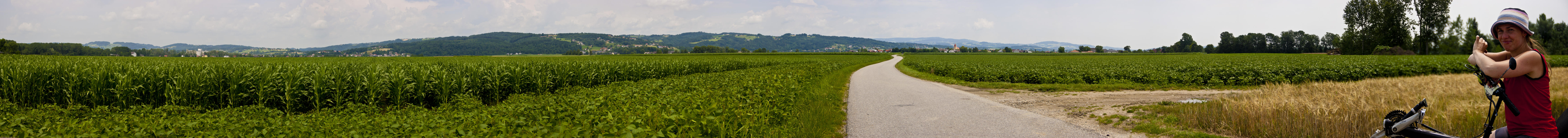 ﻿Andere Seite. In Aschach sind wir über die Brücke gefahren. Plötzlich ganz andere Landschaft. Tipp: Klick aufs Bild = Vergrößerung.