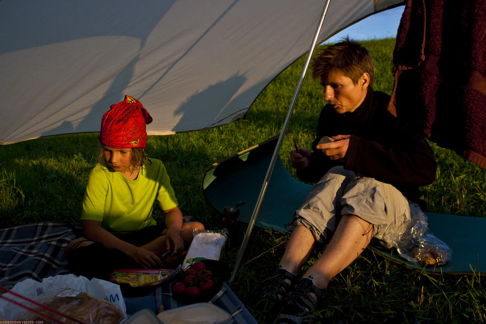 ﻿Goldenes Licht. Abendessen unter dem wieder aufgebauten Tarp.