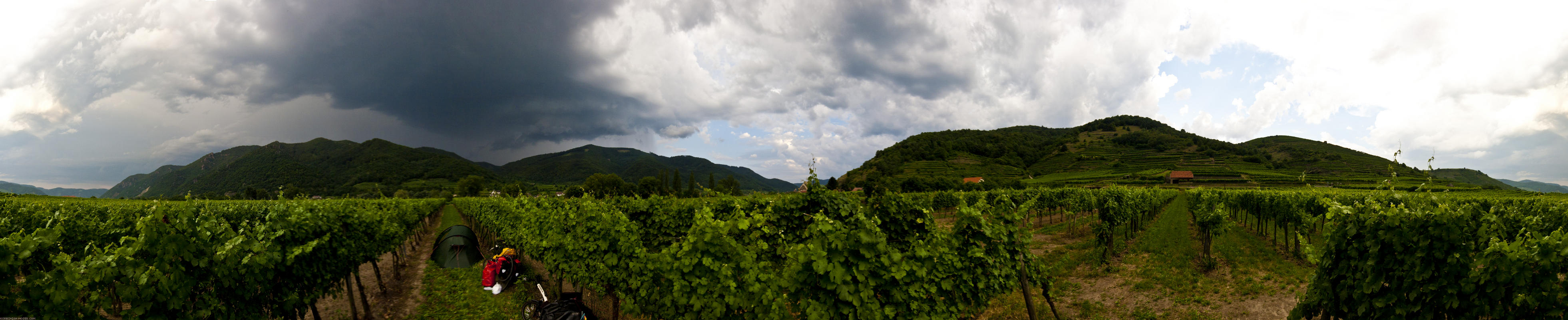 ﻿Camping im Weinberg. Ein Gewitter quillt über den Berg auf uns zu. Wie schon oft sind wir froh, ein so gutes Zelt zu besitzen.