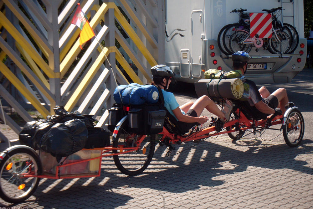 ﻿Hut ab. Das Liege-Tandem dieses ungarischen Pärchens ist selbstgebaut.