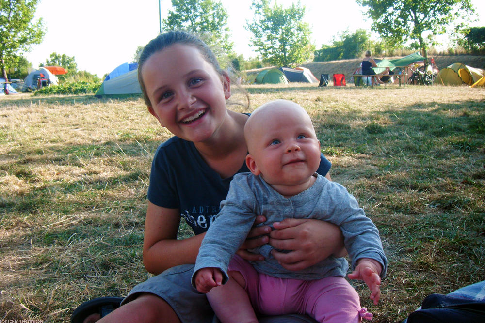 ﻿Zurück auf dem Campingplatz. Nach 30 km Großstadtstress sind wir ziemlich groggy und beschließen, noch eine Nacht auf diesem etwas ungemütlichen Campingplatz zu bleiben. Sophie aus den Niederlanden ist eine leidenschaftliche, hochqualifizierte Babysitterin.