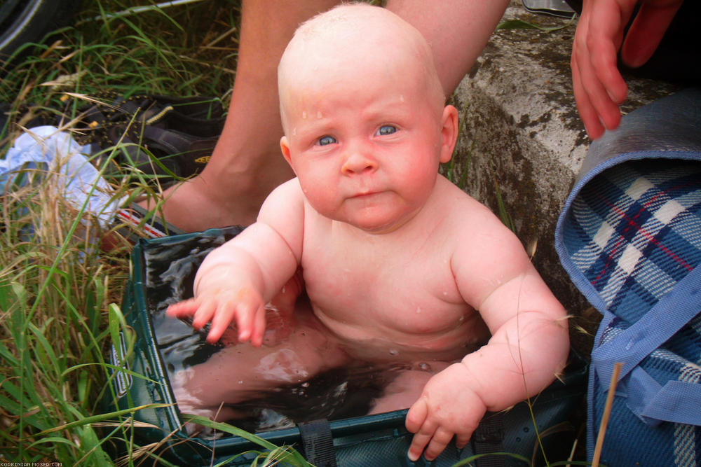 ﻿Mobile Badewanne. Mona badet zum ersten Mal in der neu gekauften Faltschüssel. Das Wasser wurde von dem neu gekauften Benzinkocher erwärmt.