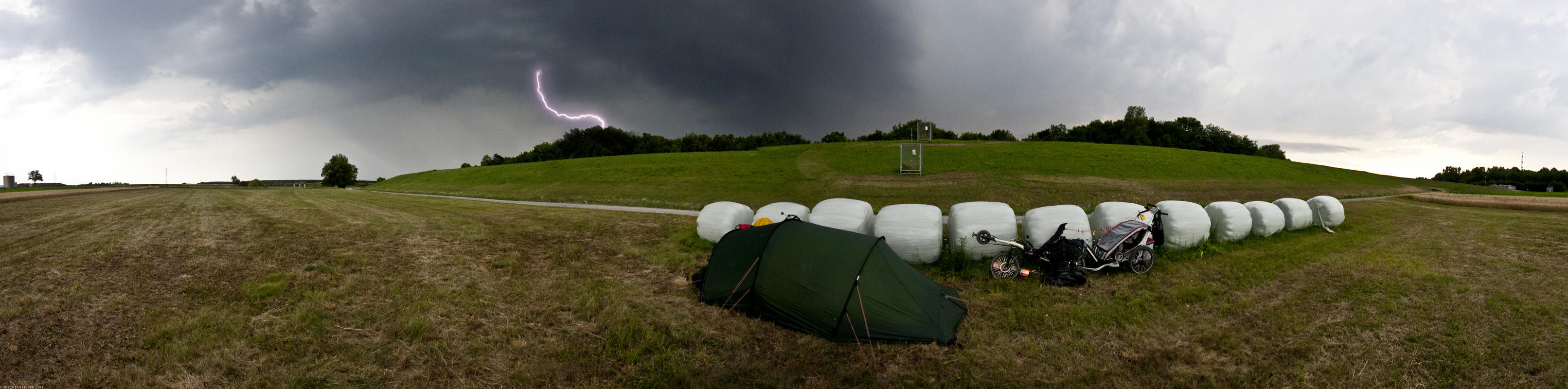 ﻿Wieder mal Gewitter. Korbinian ist es gelungen, einen Blitz zu fotografieren.