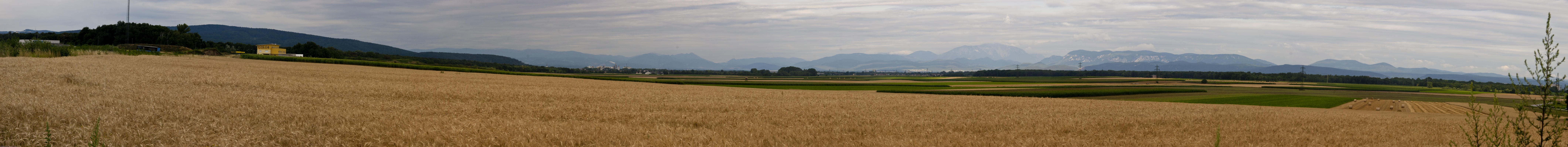 ﻿Schöne Landschaft. Felder mit Bergen am Horizont.