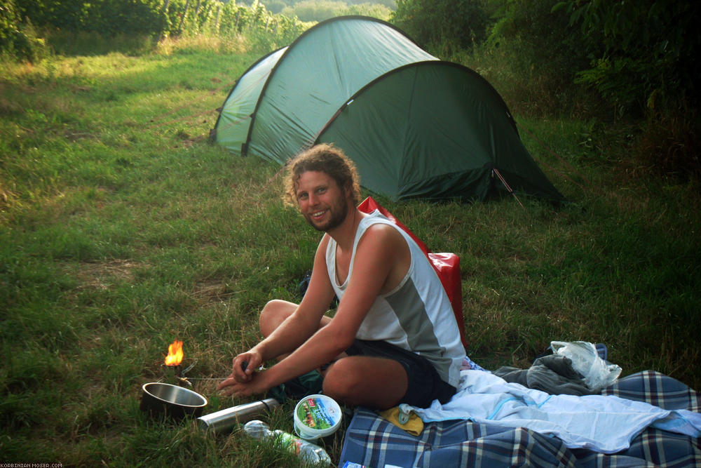 ﻿Camping im Weinberg. Korbinian schmeißt schon mal den Kocher an für Monas Badewanne.