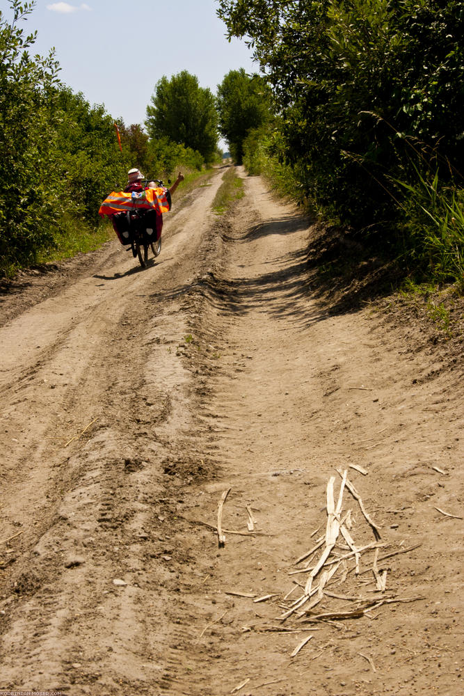 ﻿We will rock you. Ungarische Radwege sind nichts für Rennräder oder ungeübte Liegeradfahrer.