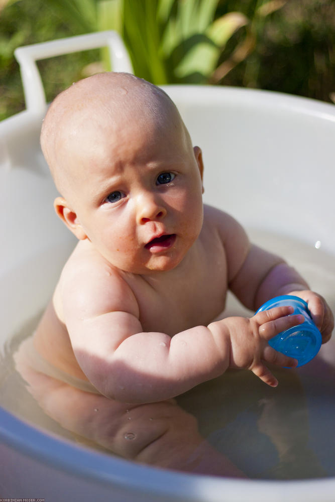 ﻿Mona in ihrem Element. Natürlich wird auch bei den Großeltern täglich gebadet.