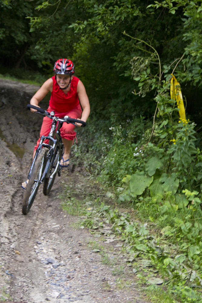 ﻿Auch Judit versucht sich im Mountainbiken. Zuerst seeehr vorsichtig, dann allmählich mutiger.