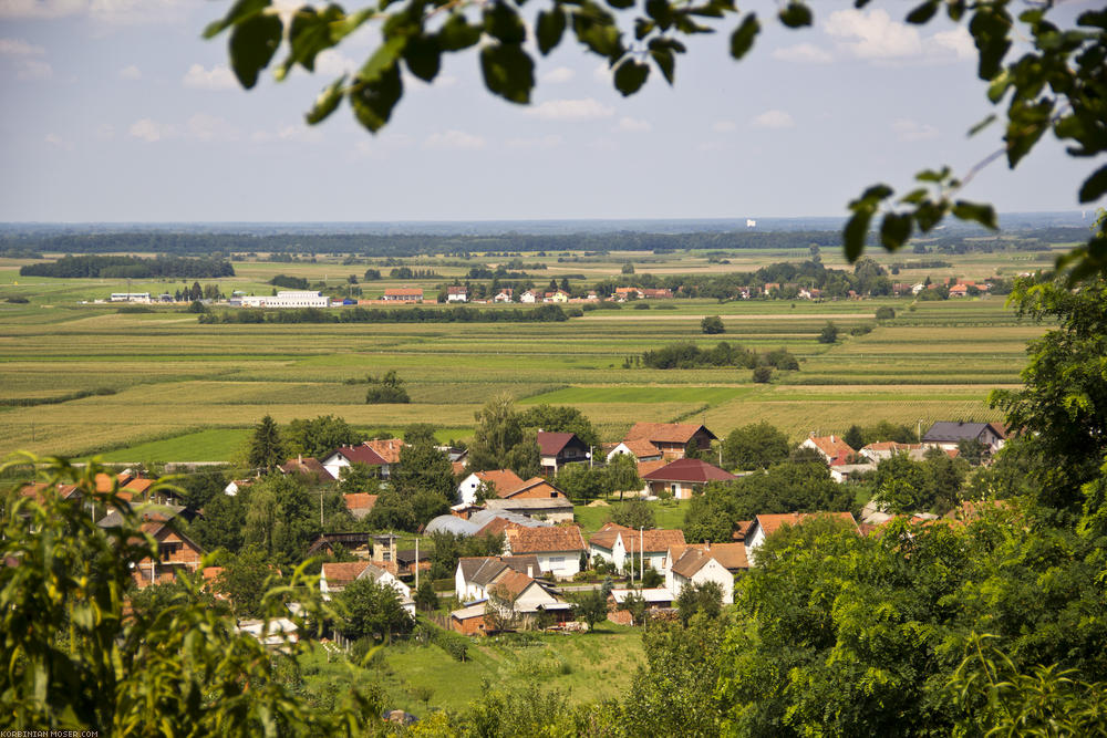 ﻿Kroatien. Heute besuchen wir Verwandte auf der anderen Seite der Grenze. Sie haben einen Weinberg mit tollem Blick über die Ebene.