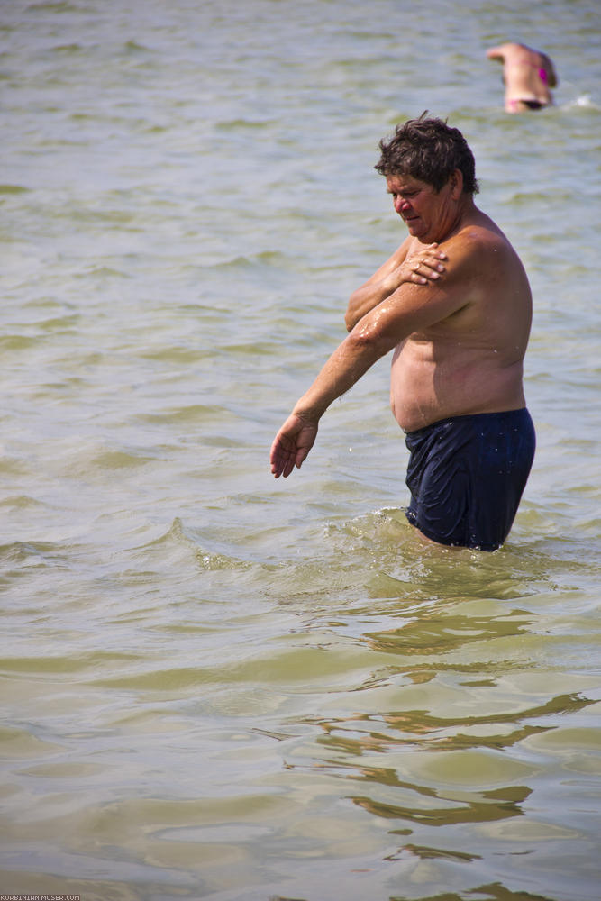 ﻿Baden im Balaton. Für Mona kommt Opa sogar ins Wasser - zum ersten Mal seit 20 Jahren.