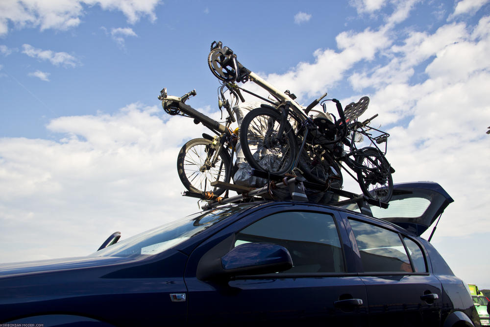 ﻿Schwer bepackt. Das Auto ist ganz schön voll mit unserem Kram! Das Wetter macht Lust aufs Radeln.