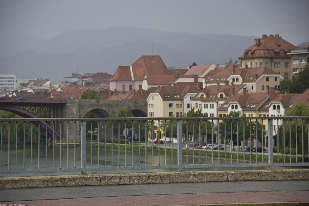 ﻿Na supi. Exakt in dem Moment, in dem wir in Maribor losradeln, fängt es an zu regnen. Außerdem endet der Radweg auf unserer Flusseite schon sehr bald im Gebüsch und wir müssen auf stressiger Bundesstraße weiterfahren.