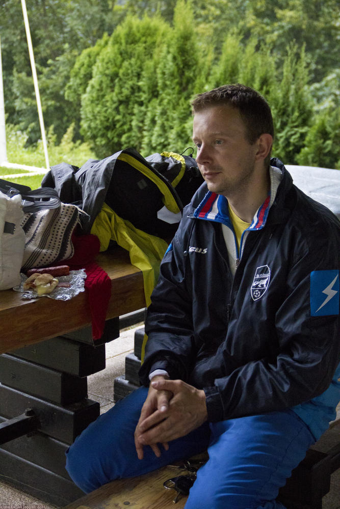 ﻿Gastfreundlich. In Ožbalt lädt uns Aleksander ein, beim Sportplatz zu übernachten. Luxus mit warmer Dusche und Steckdose :-) Es regnet kräftig und ausdauernd. Wie schön, ein Dach über dem Kopf zu haben!