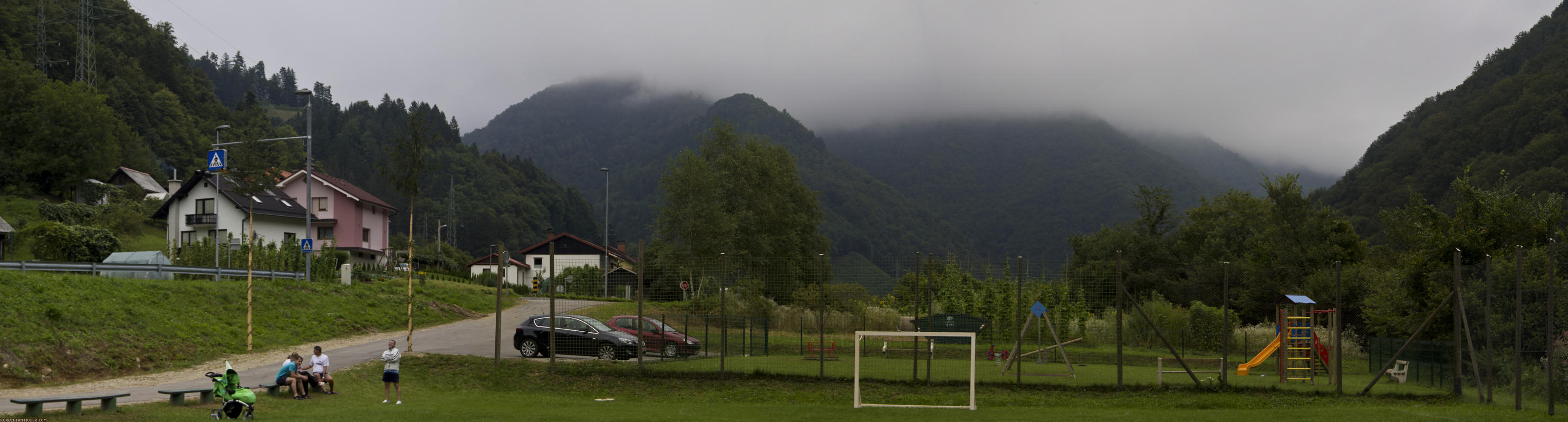 ﻿Gastfreundlich. In Ožbalt lädt uns Aleksander ein, beim Sportplatz zu übernachten. Luxus mit warmer Dusche und Steckdose :-) Es regnet kräftig und ausdauernd. Wie schön, ein Dach über dem Kopf zu haben!