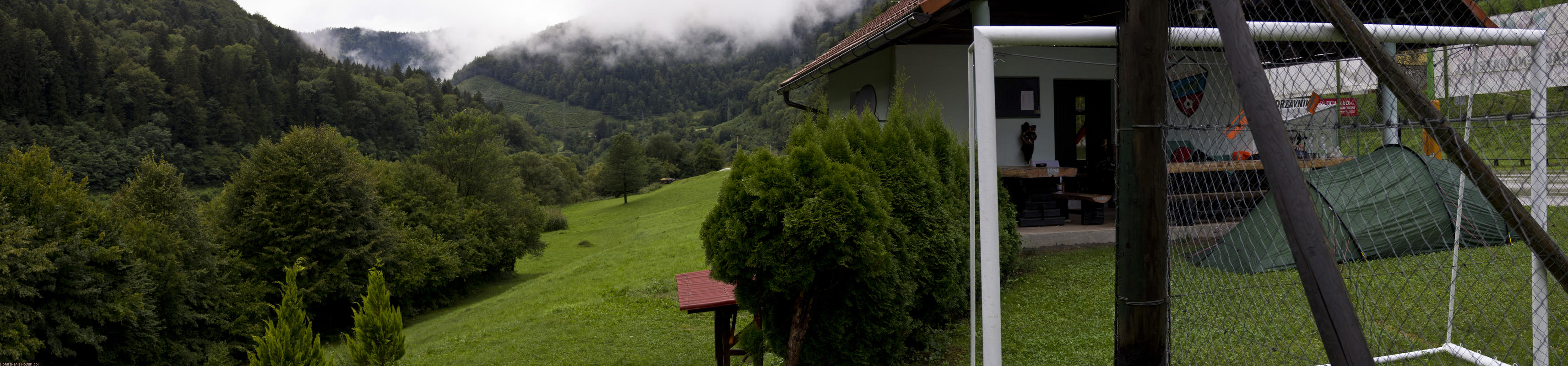 ﻿Gastfreundlich. In Ožbalt lädt uns Aleksander ein, beim Sportplatz zu übernachten. Luxus mit warmer Dusche und Steckdose :-) Es regnet kräftig und ausdauernd. Wie schön, ein Dach über dem Kopf zu haben!