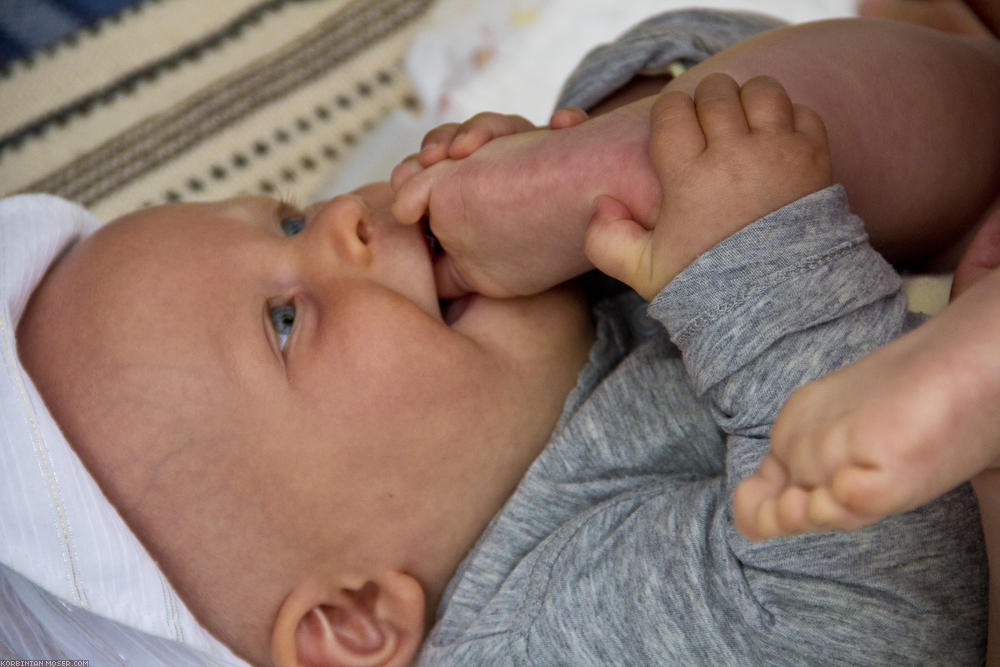 ﻿Daumenlutschen ist was für Ungelenkige. Der große Zeh ist viel interessanter.