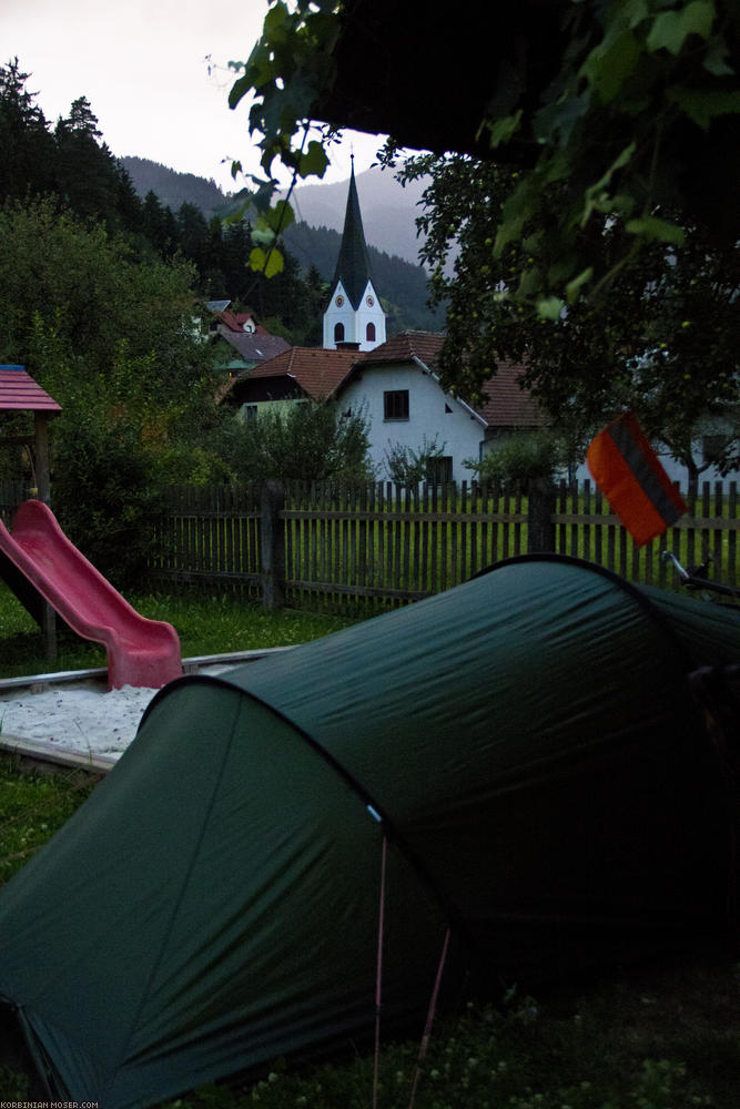 ﻿Alles da. Heute übernachten wir bei der Grundschule von Trbonje. Es gibt einen Spielplatz, einen Dachüberstand, und nette Nachbarn bringen uns sogar noch Äpfel und Birnen. Die Slowenen sind wirklich sehr gastfreundlich.