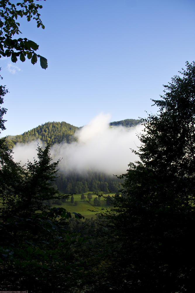 ﻿Herrlicher Sonnenaufgang mit tieffliegenden Wolken zwischen den Bergen.