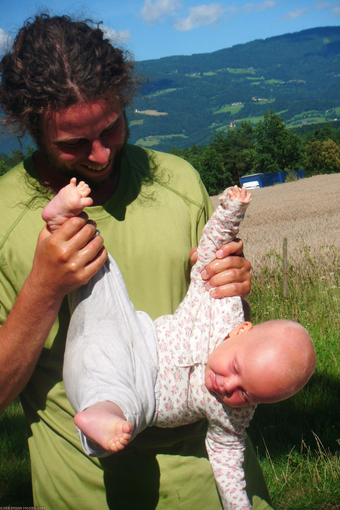 ﻿Kleiner Sandsack. Rumhängen bei Papa.