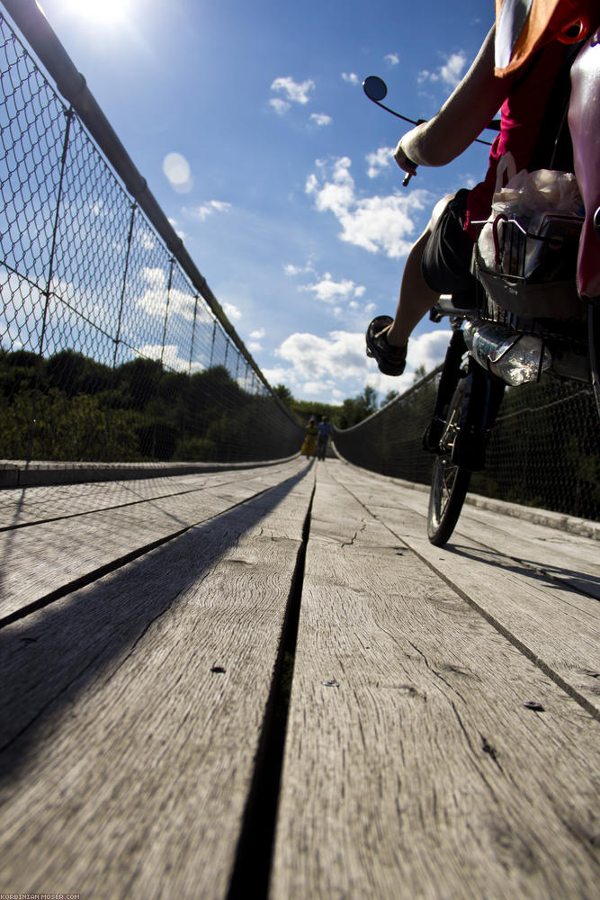 ﻿Hängebrücke. Schwingt bei jedem Schritt der entgegenkommenden Spaziergänger.