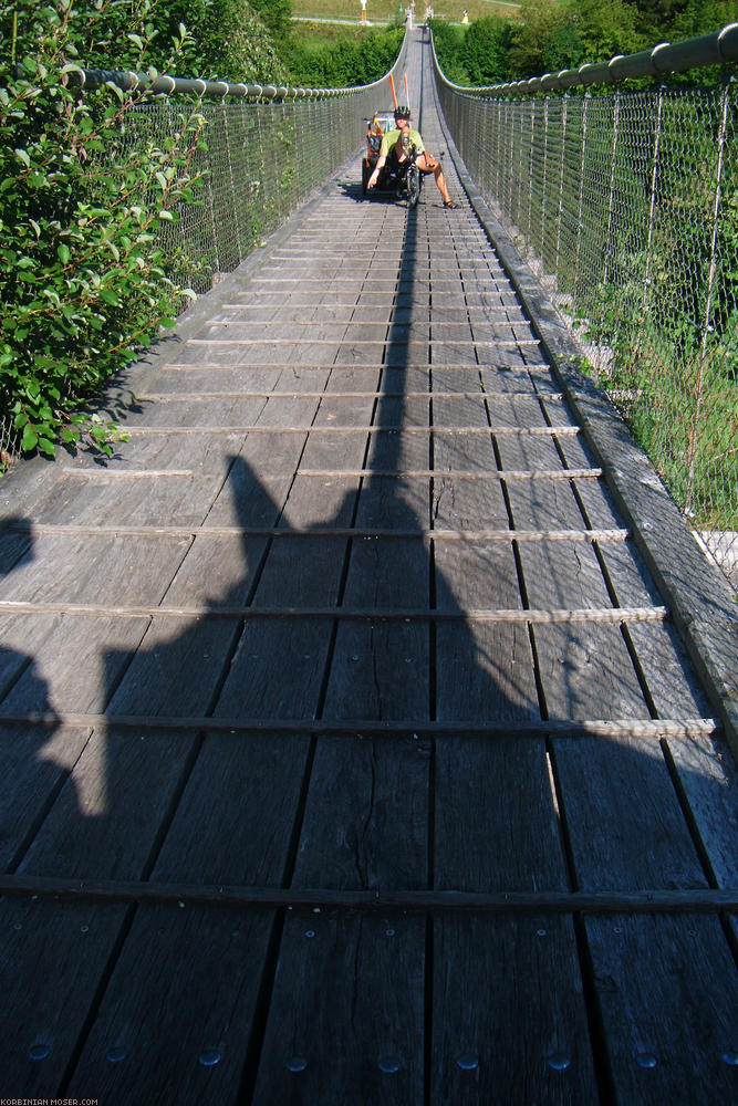 ﻿Hängebrücke. Schwingt bei jedem Schritt der entgegenkommenden Spaziergänger.