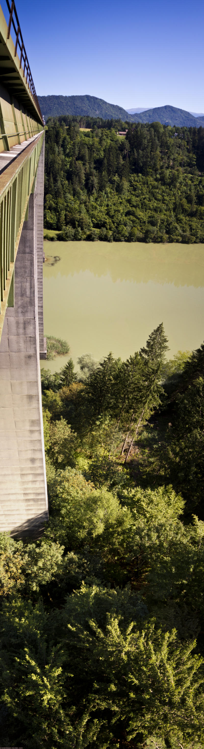 ﻿Eisenbahnbrücke. Großartiger Blick über die Drau.