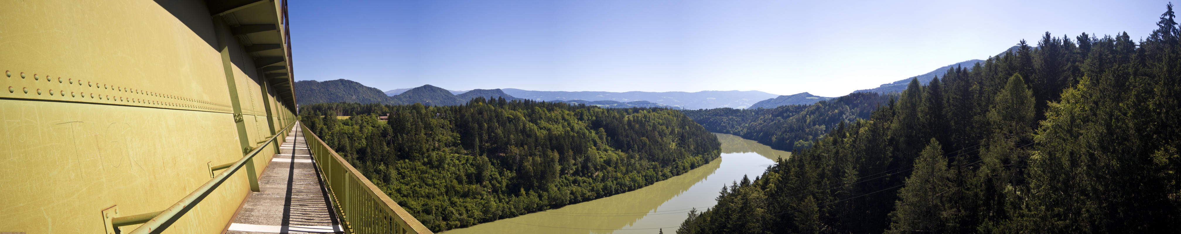 ﻿Eisenbahnbrücke. Großartiger Blick über die Drau.