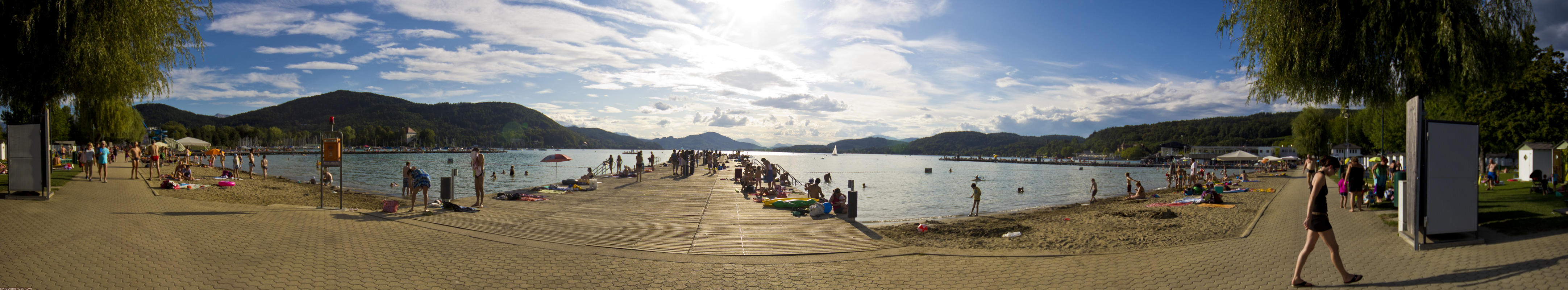 ﻿Strandbad. Im teuren Campingplatzpreis war eine Eintrittskarte inbegriffen. Wie sich später herausstellt, ist das die einzige Möglichkeit, das Wasser des Wörthersees zu berühren.