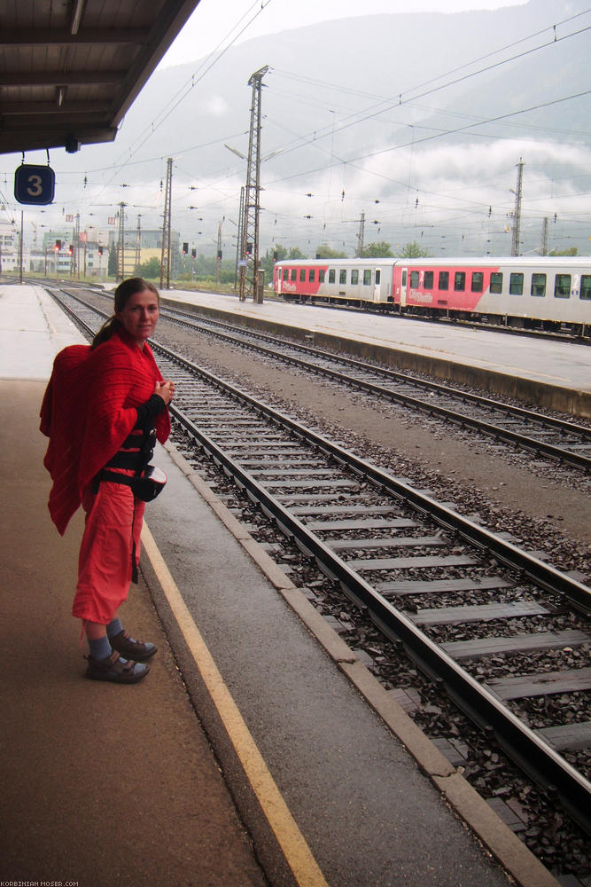 ﻿Pech gehabt. Alle Fahrradplätze nach Ulm sind bereits reserviert. Wir müssen lange warten und können nur bis Salzburg fahren. Außerdem ist hier heute Feiertag (sogar McDonalds ist geschlossen) und wir haben kaum noch was zu essen.